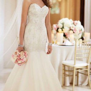 Essense of Australia, New Wedding Dress Ivory Size 2, Stella York Lace Beaded